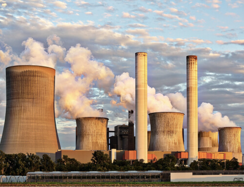 Rokende schoorstenen van een kolengestookte energiecentrale Rokende schoorstenen van een kolengestookte energiecentrale
